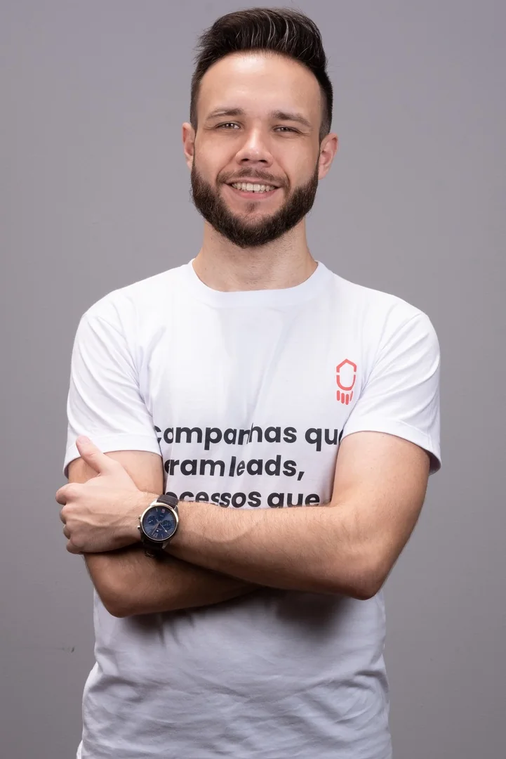 Steve Pereira de braços cruzados, sorrindo